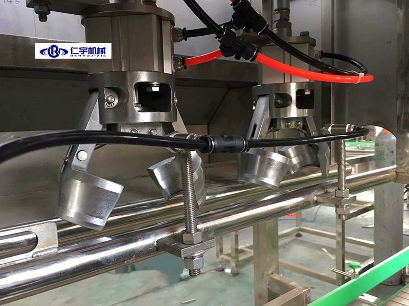 桶裝水灌裝設(shè)備的拔蓋機(jī)不好好工作怎么辦？